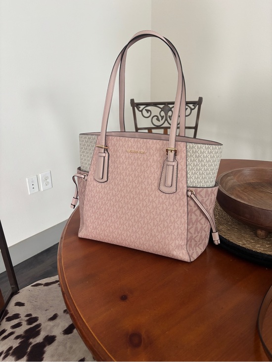 Michael Kors Handbags - Michael Kors Blush Pink Signature Tote